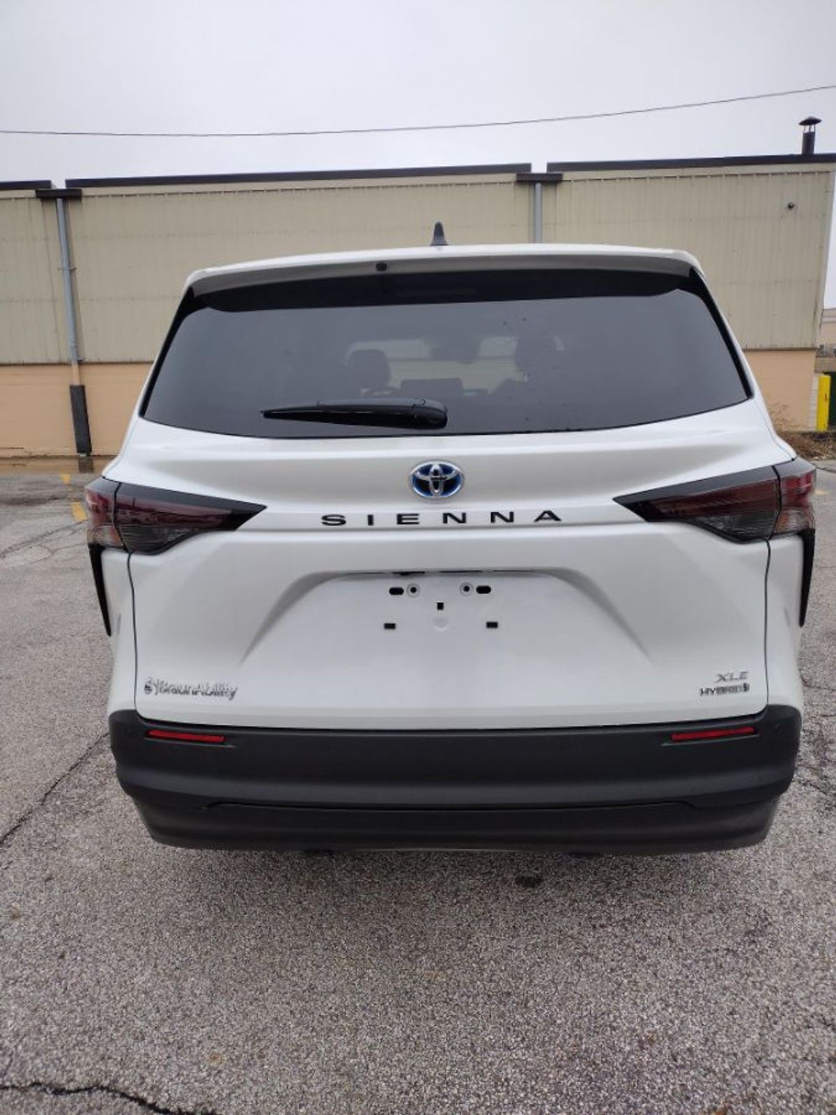 White Toyota Sienna image number 3