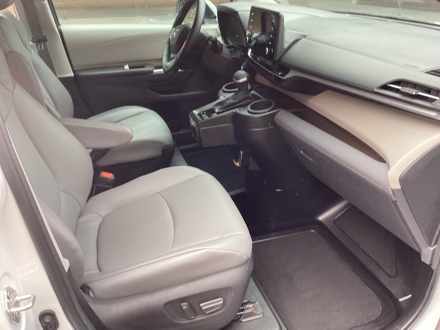 White Toyota Sienna image number 18