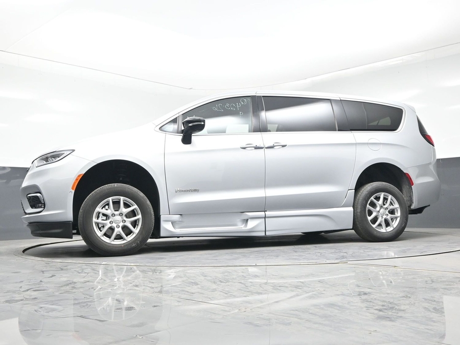 New 2026 Chrysler Pacifica Select Safety - BraunAbility Side Entry Fold Out Automatic Ramp