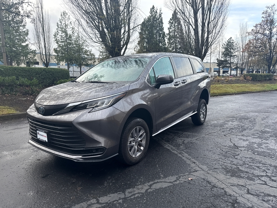 Used 2023 Toyota Sienna Hybrid LE - Vantage Mobility Rear Entry Entry Fold Out Manual Ramp