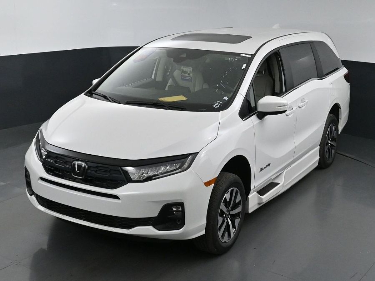 White Honda Odyssey image number 22
