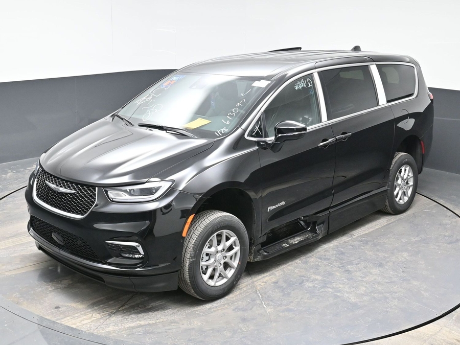 Black Chrysler Pacifica image number 17