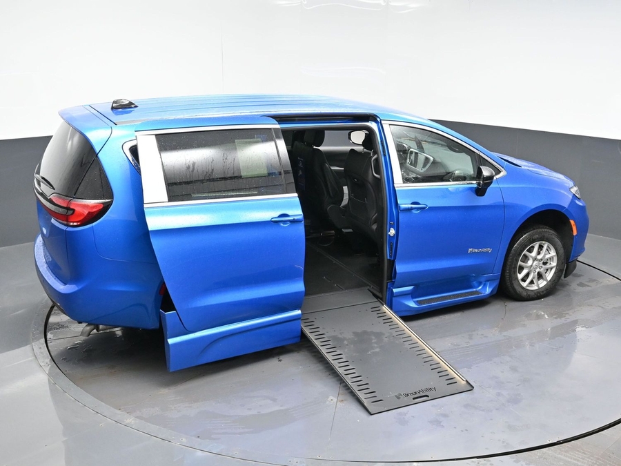 New 2026 Chrysler Pacifica Select Safety - BraunAbility Side Entry Entry In Floor Automatic Ramp