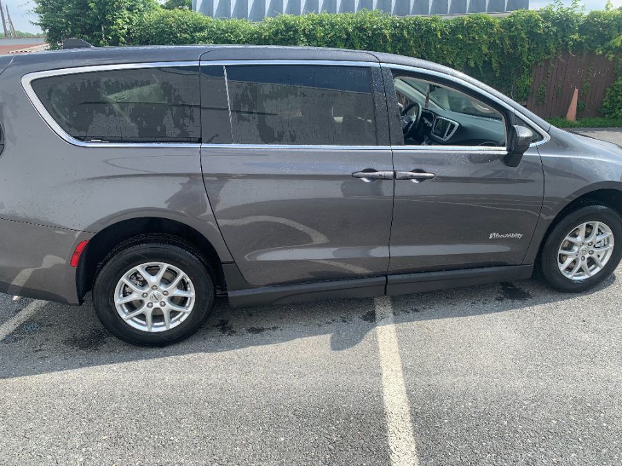 Grey Chrysler Voyager image number 5