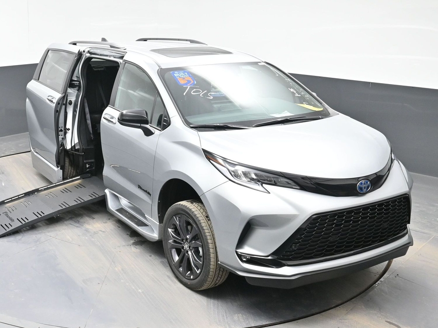 Silver Toyota Sienna image number 22