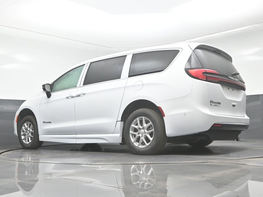 White Chrysler Pacifica image number 20