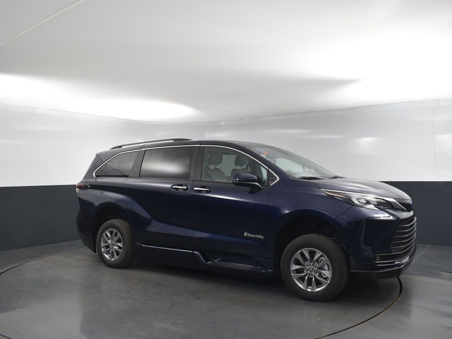 New 2025 Toyota Sienna Hybrid XLE Plus - BraunAbility Side Entry Entry Fold Out Automatic Ramp