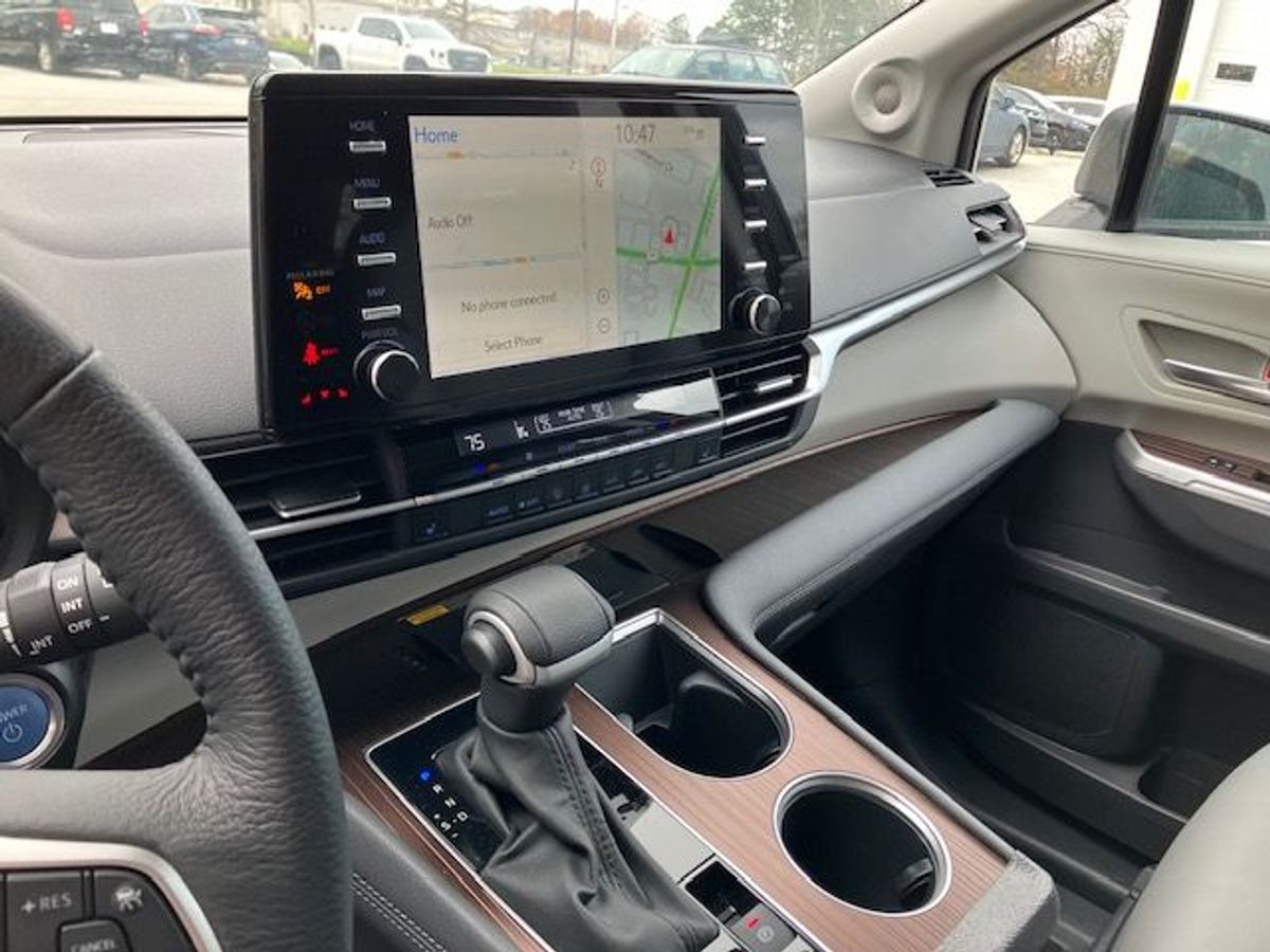 White Toyota Sienna image number 26