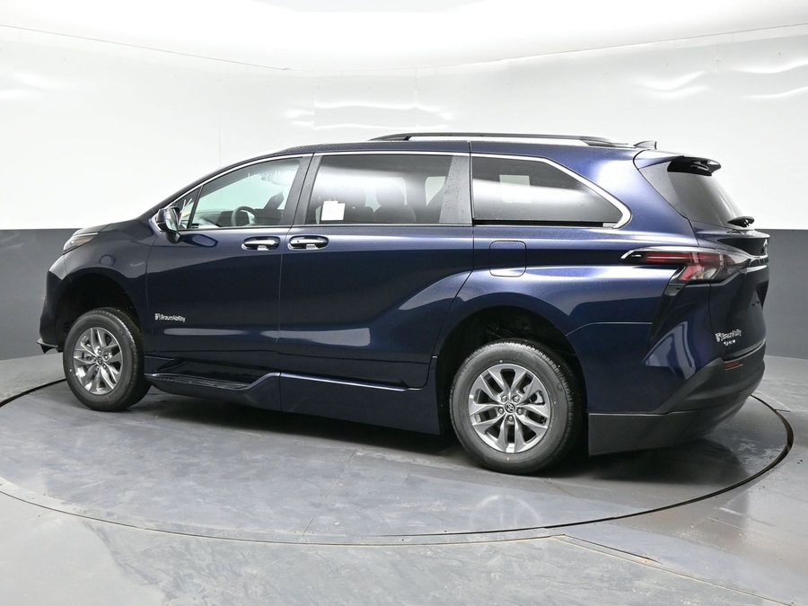 New 2026 Toyota Sienna Hybrid XLE Base - BraunAbility Side Entry Entry Fold Out Automatic Ramp