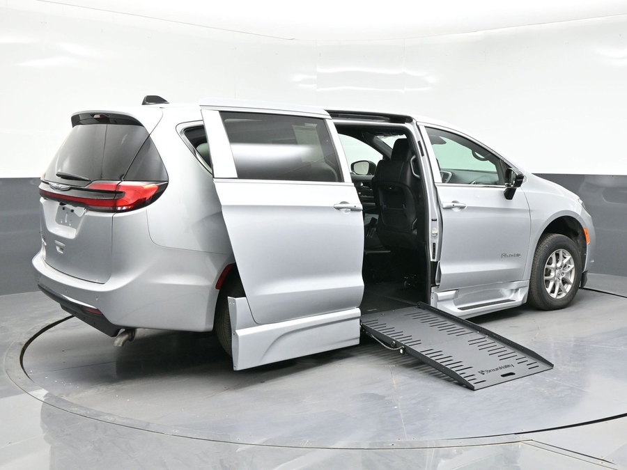 New 2026 Chrysler Pacifica Select Safety - BraunAbility Side Entry Entry Fold Out Automatic Ramp