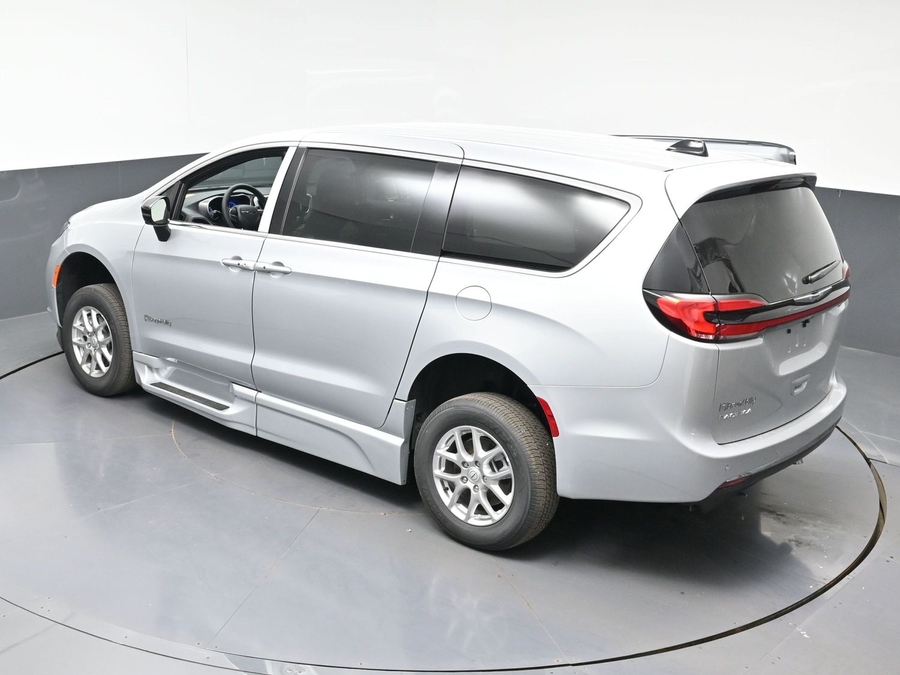 Silver Chrysler Pacifica image number 21