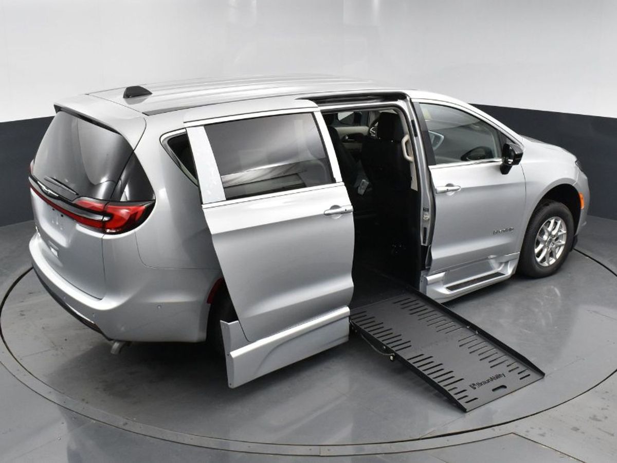 Silver Chrysler Pacifica image number 17