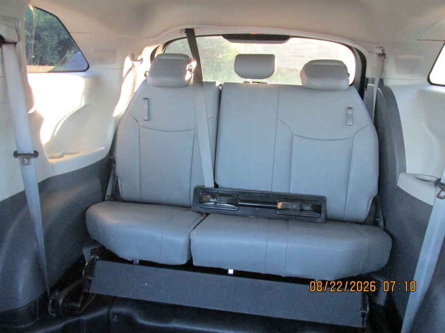 Toyota Sienna plateado con rampa plegable automática de entrada lateral