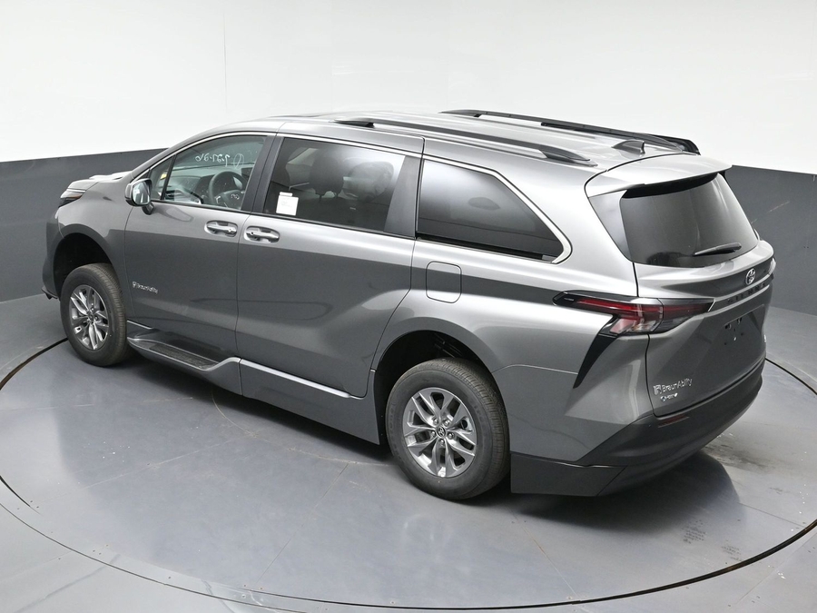 Grey Toyota Sienna image number 11