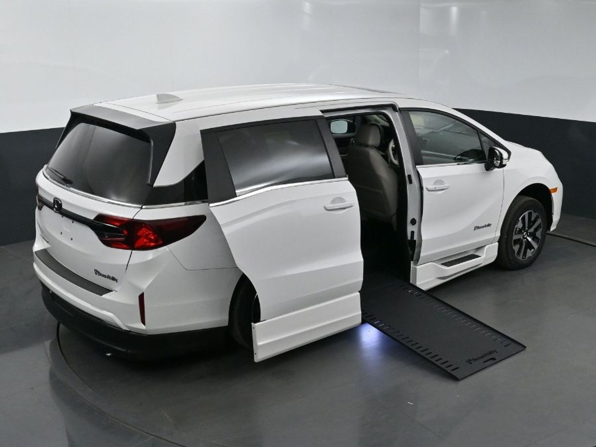 White Honda Odyssey image number 25