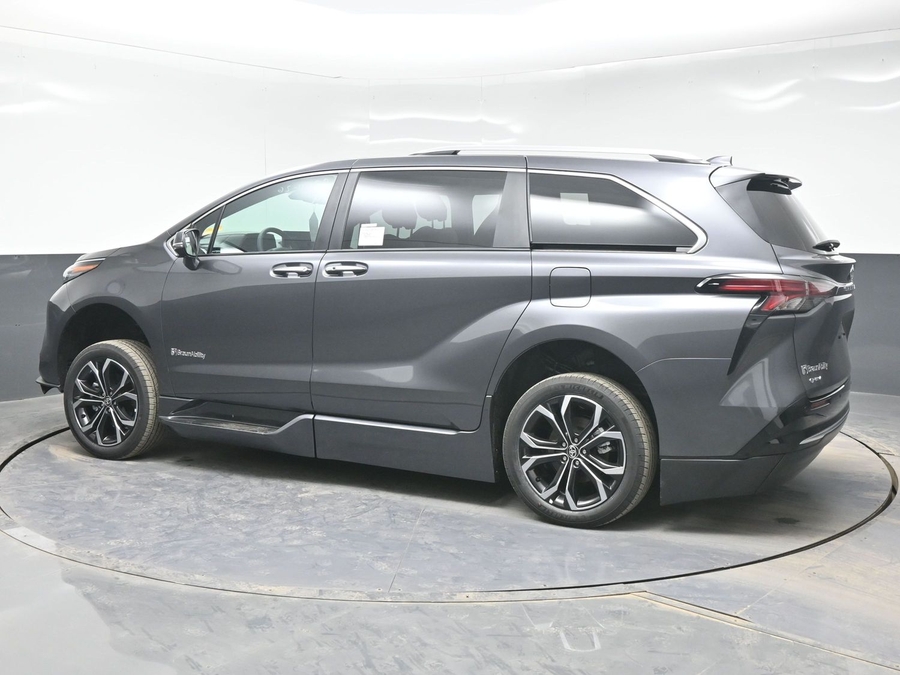 Grey Toyota Sienna image number 3