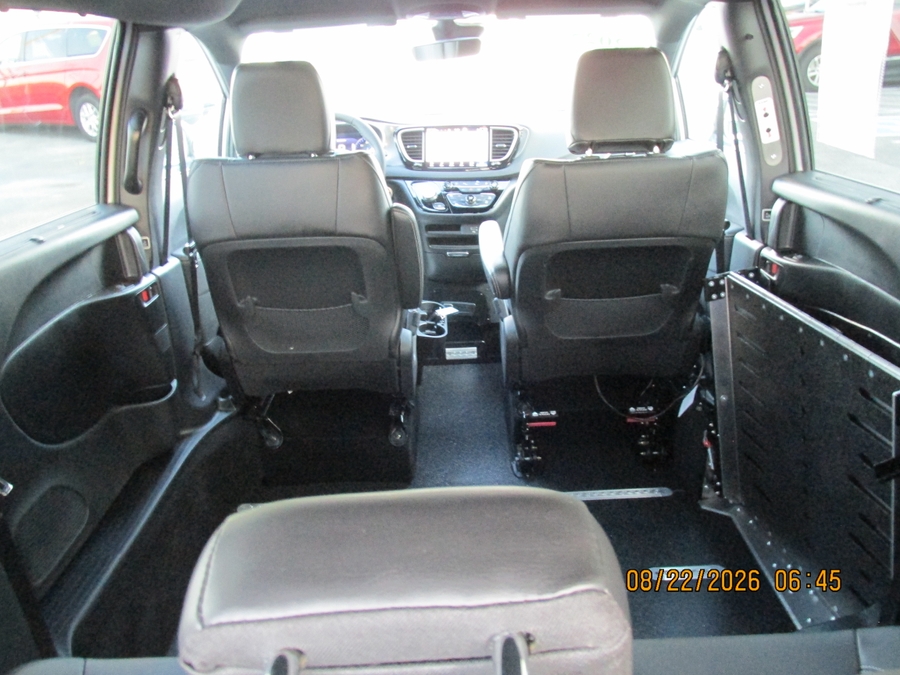 Silver Chrysler Voyager image number 8