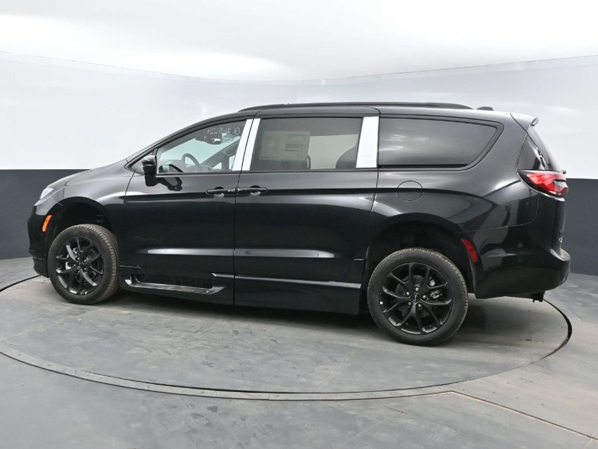 Black Chrysler Pacifica image number 20