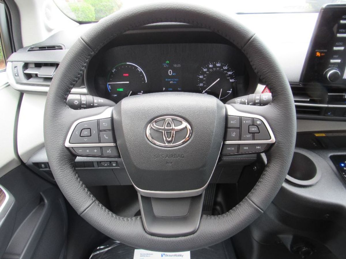 White Toyota Sienna image number 16