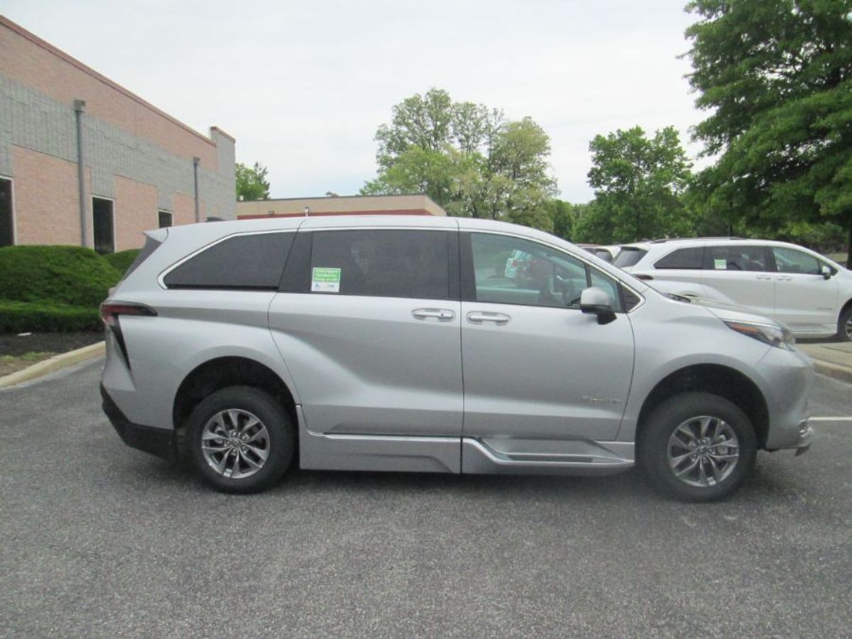 Silver Toyota Sienna image number 2