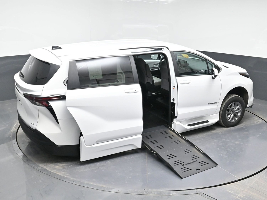 New 2025 Toyota Sienna Hybrid LE - BraunAbility Side Entry Entry Fold Out Automatic Ramp