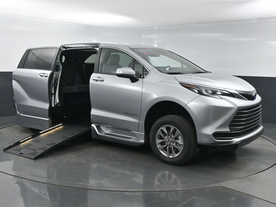 New 2025 Toyota Sienna Hybrid LE - BraunAbility Side Entry Entry Fold Out Automatic Ramp