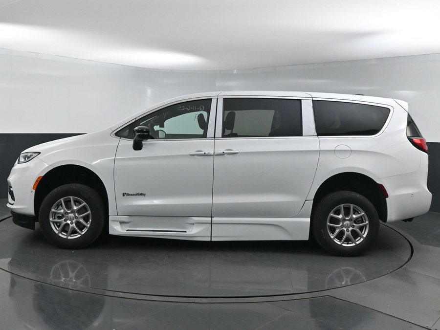 New 2025 Chrysler Pacifica Select Safety - BraunAbility Side Entry Entry In Floor Automatic Ramp
