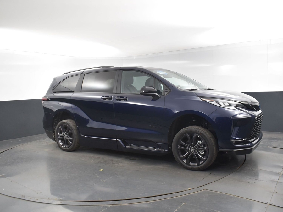 New 2025 Toyota Sienna Hybrid XSE Sport - BraunAbility Side Entry Entry In Floor Automatic Ramp