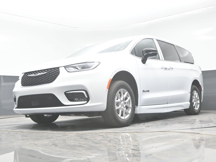 White Chrysler Pacifica image number 23