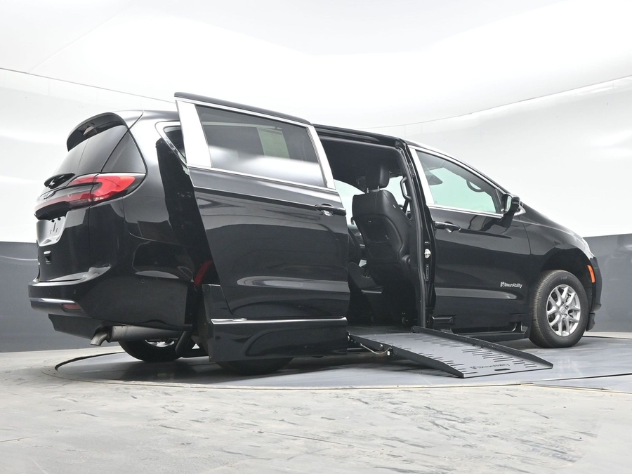 Black Chrysler Pacifica image number 21