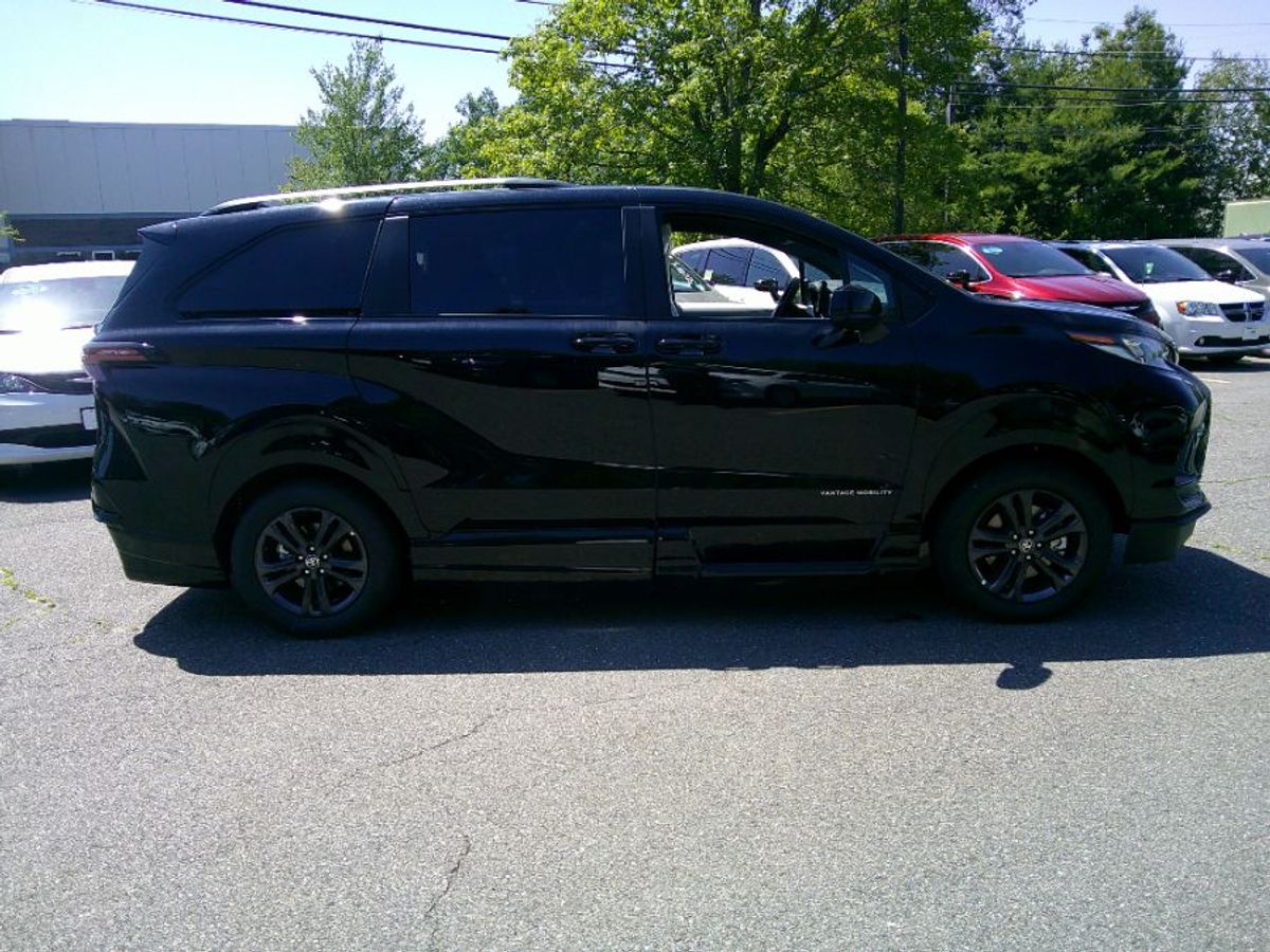 Black Toyota Sienna image number 11