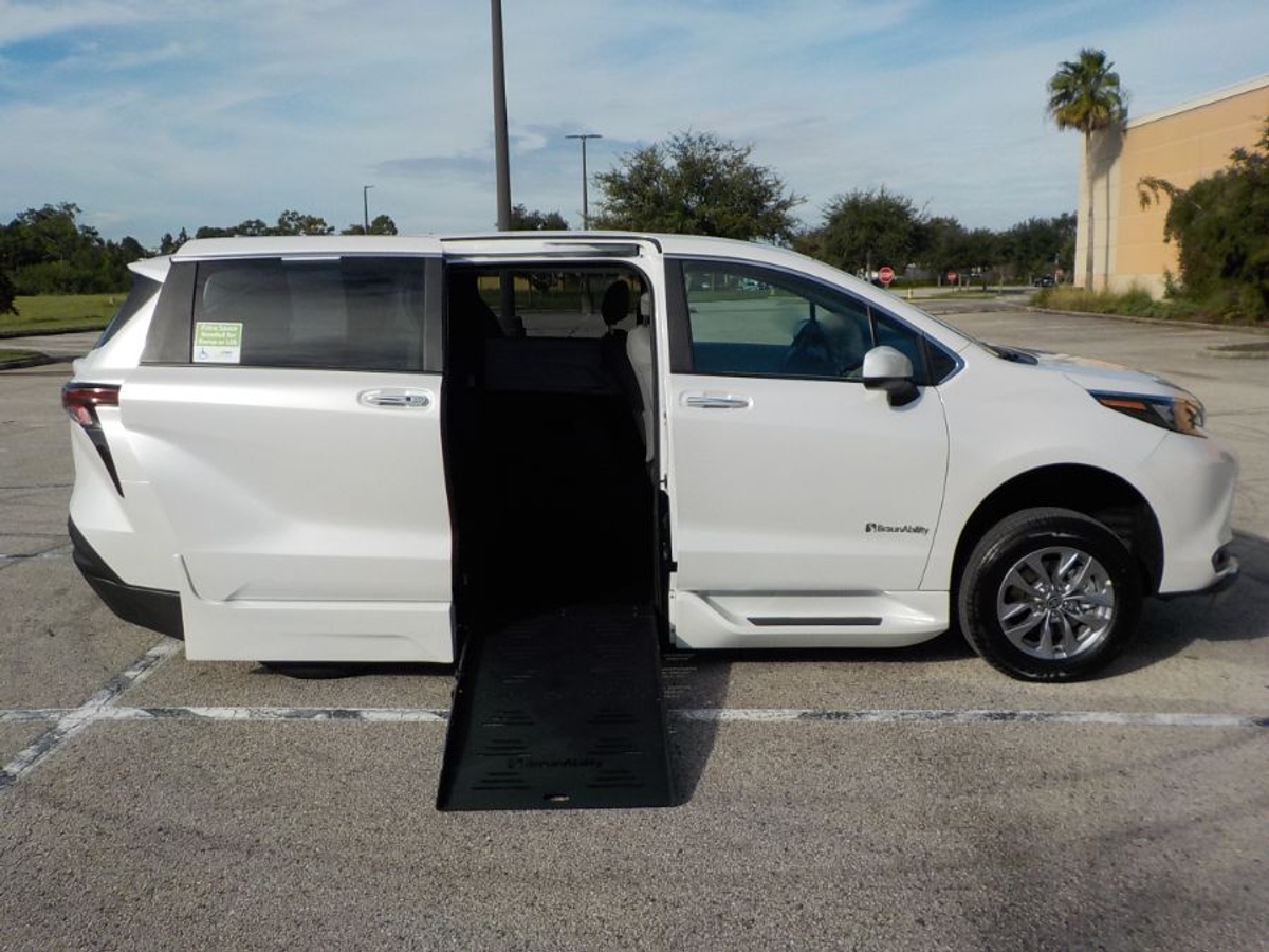 2025 Toyota Sienna XLE's photo