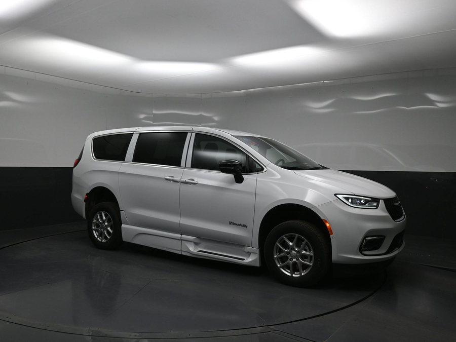 New 2025 Chrysler Pacifica Select Safety - BraunAbility Side Entry Entry Fold Out Automatic Ramp