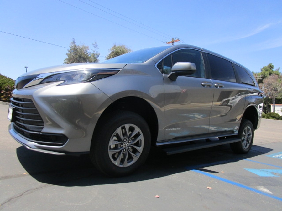 New 2026 Toyota Sienna Hybrid LE - Vantage Mobility Commercial Rear Entry Entry Fold Out Manual Ramp