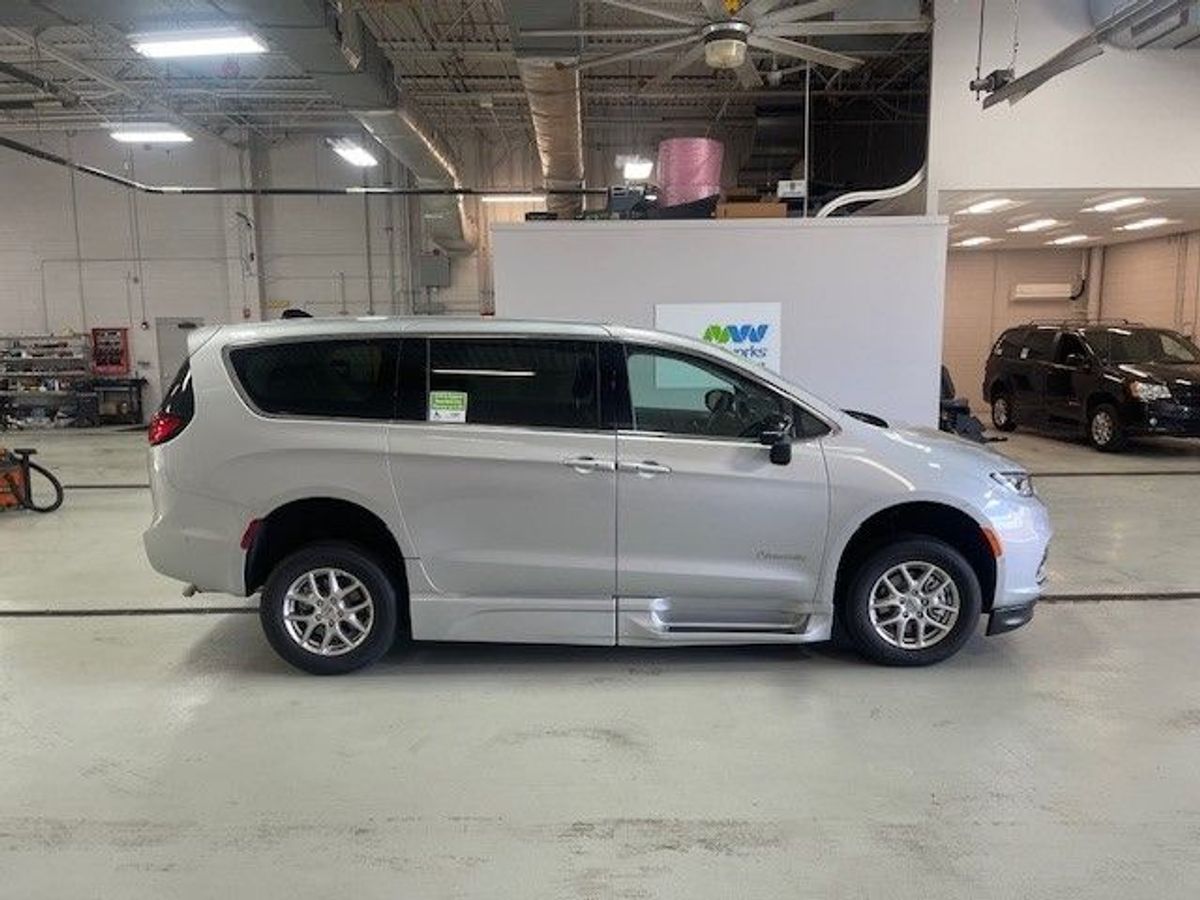 Silver Chrysler Pacifica image number 8