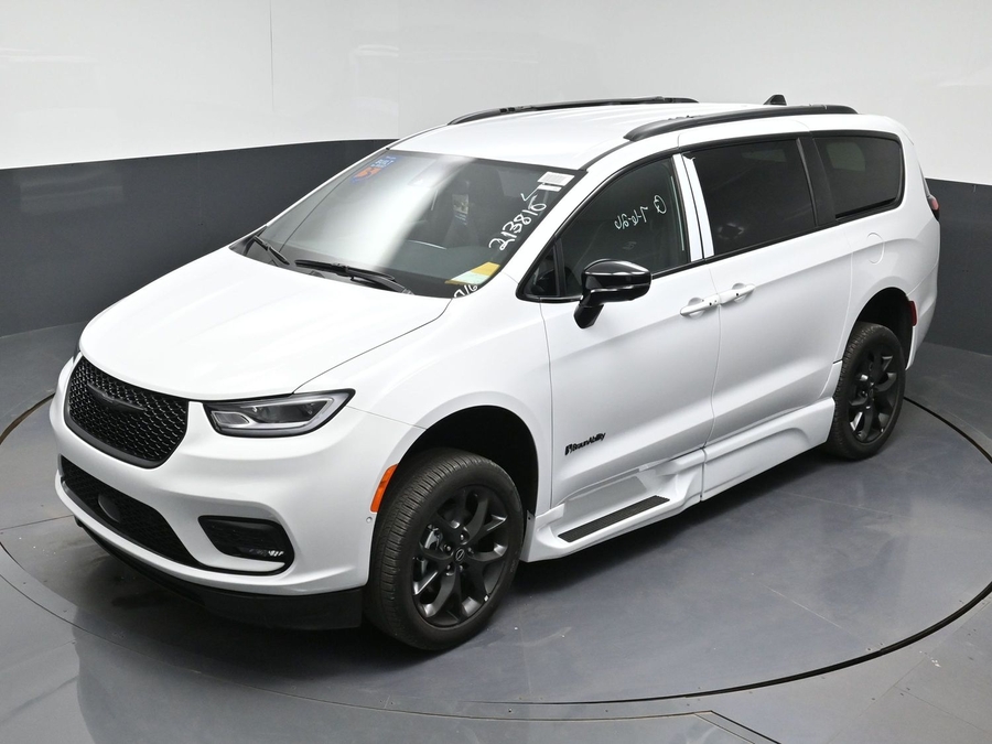 White Chrysler Pacifica image number 16