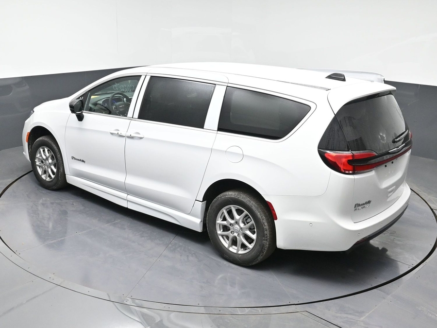 White Chrysler Pacifica image number 24