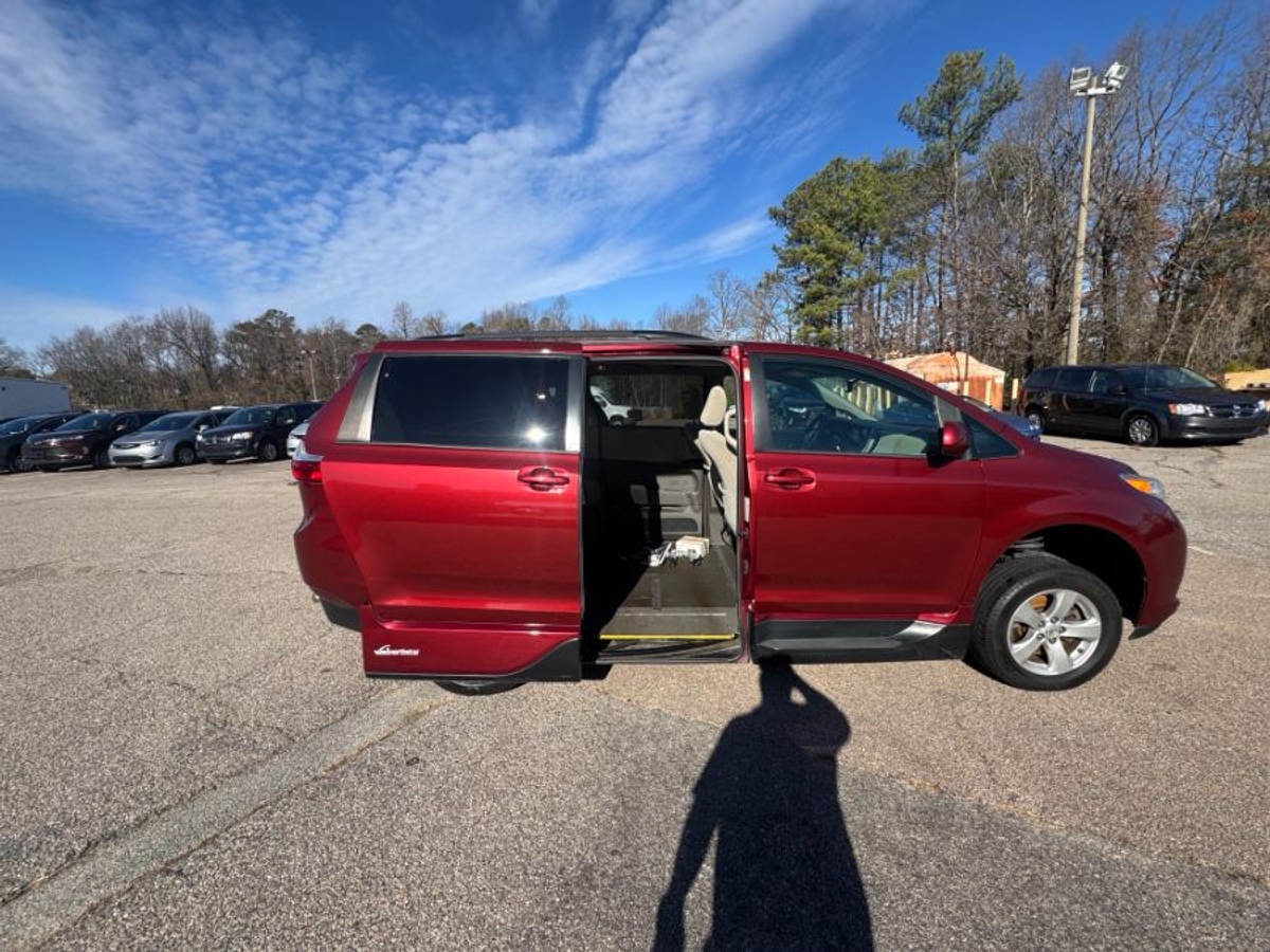 Red Toyota Sienna image number 8