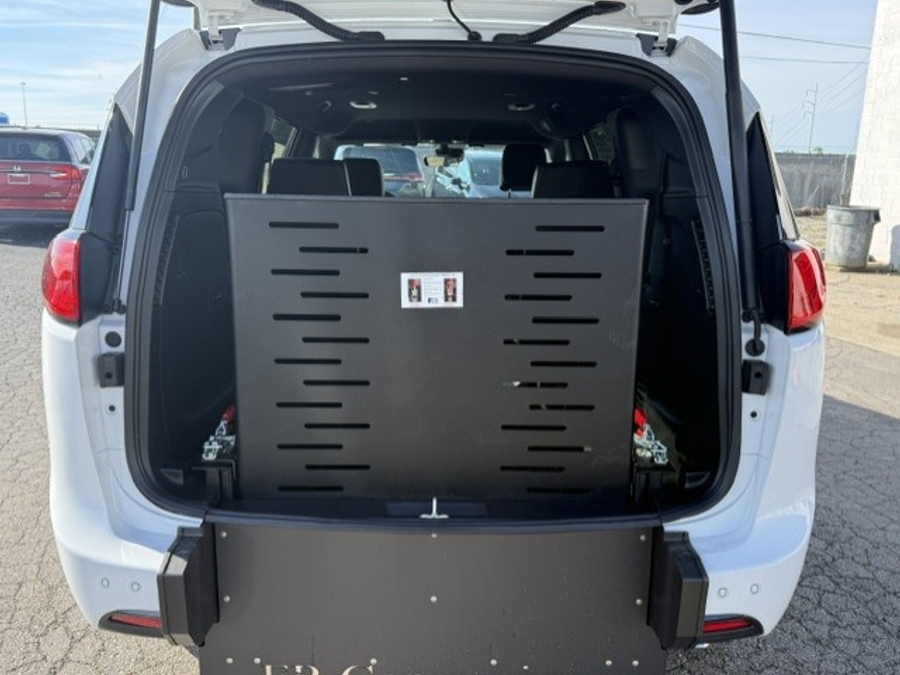 White Chrysler Voyager image number 7