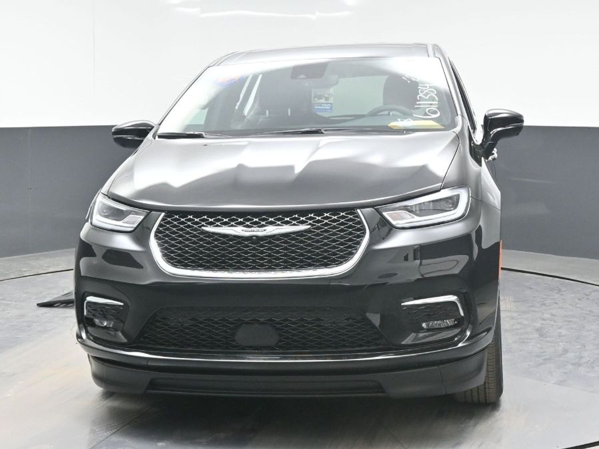 Black Chrysler Pacifica image number 13