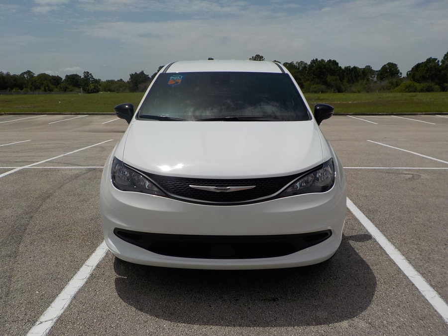 White Chrysler Voyager image number 23