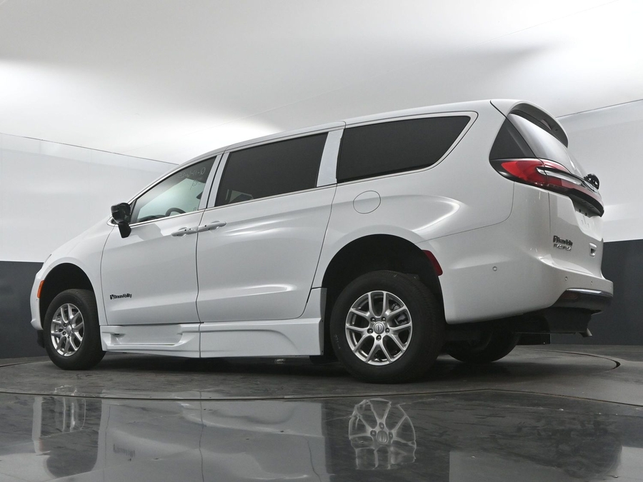 New 2025 Chrysler Pacifica Select Safety - BraunAbility Side Entry Entry In Floor Automatic Ramp