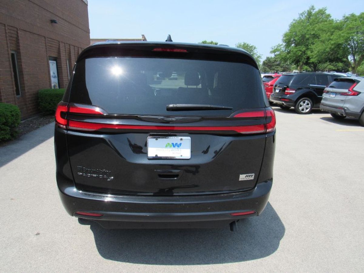2023 CHRYSLER PACIFICA - Image 13