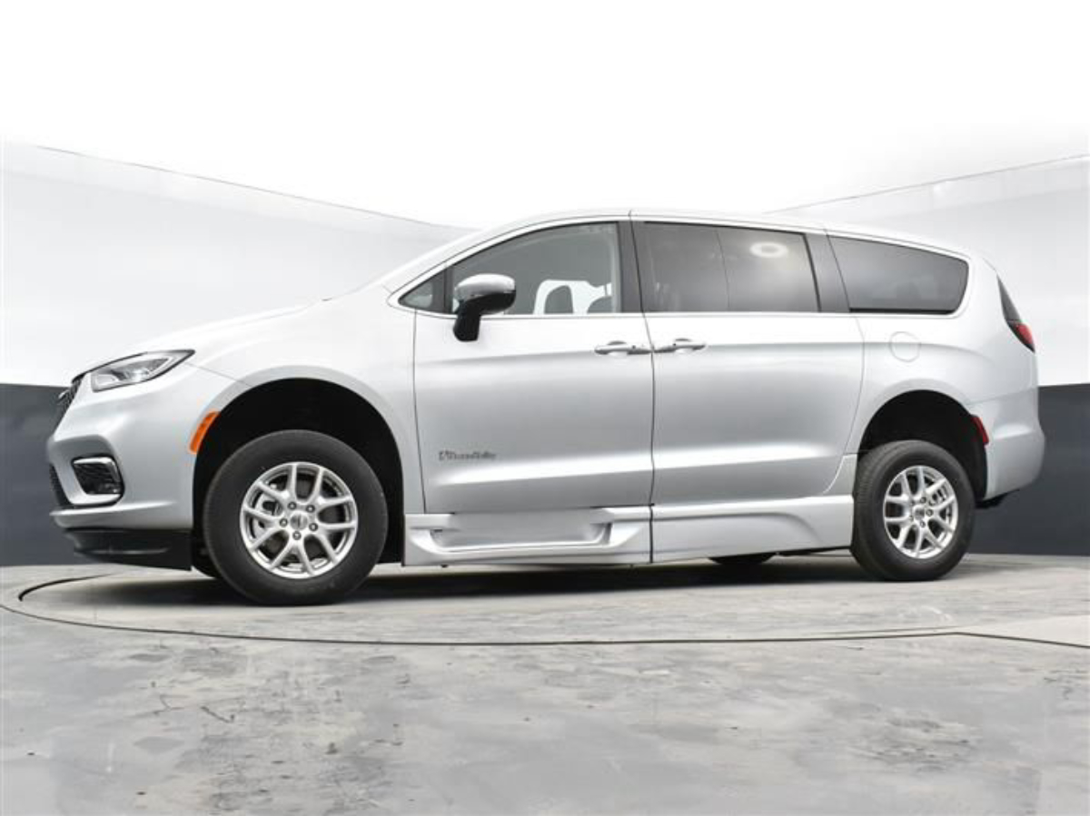 2023 Chrysler Pacifica Touring L - Photo 18
