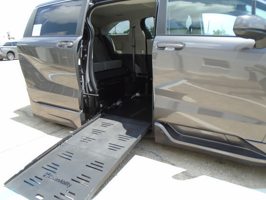 Grey Toyota Sienna image number 6