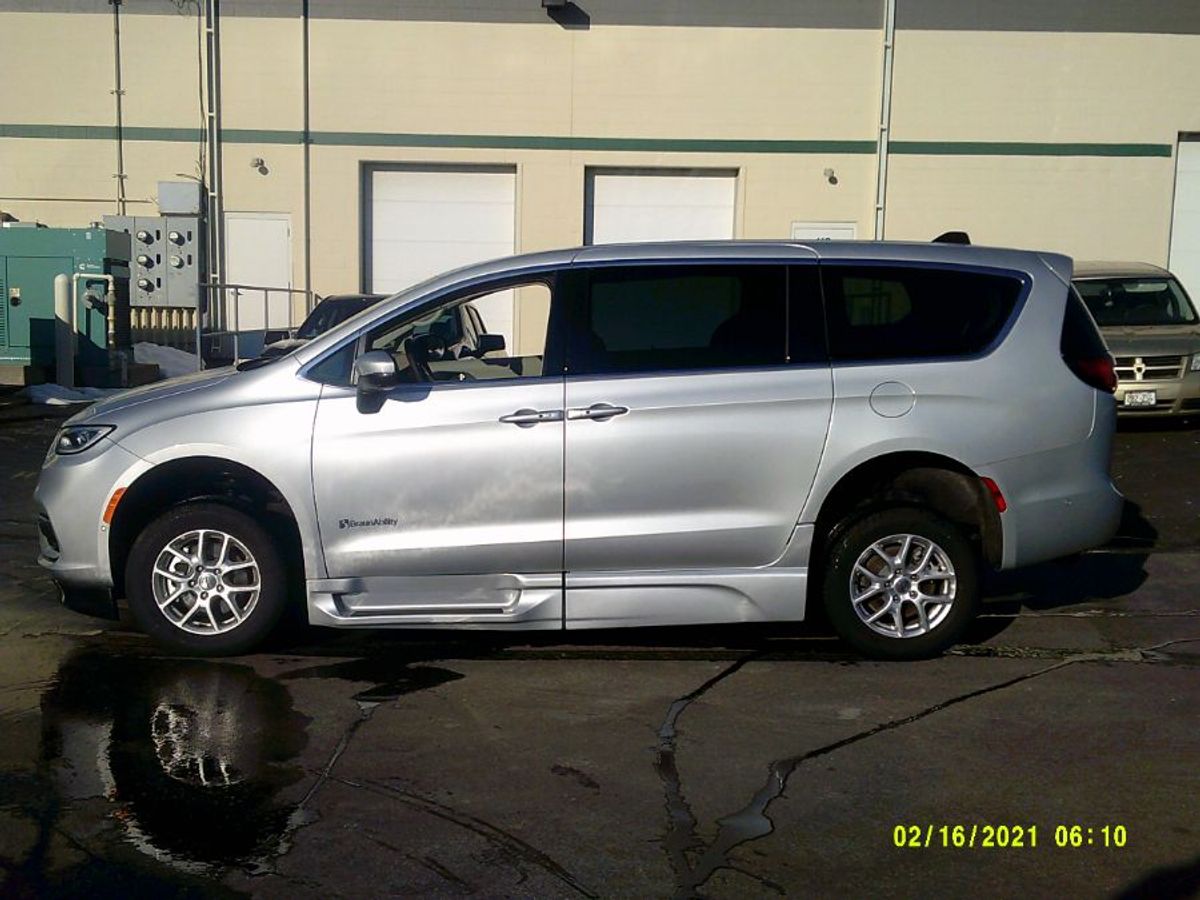 Silver Chrysler Pacifica image number 4