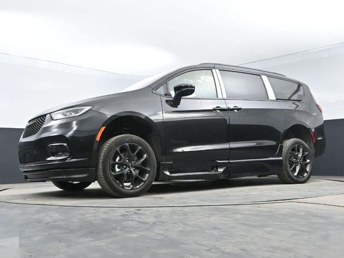 Black Chrysler Pacifica image number 10