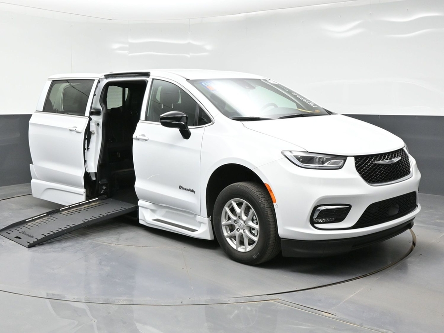 New 2026 Chrysler Pacifica Select Safety - BraunAbility Side Entry Fold Out Automatic Ramp