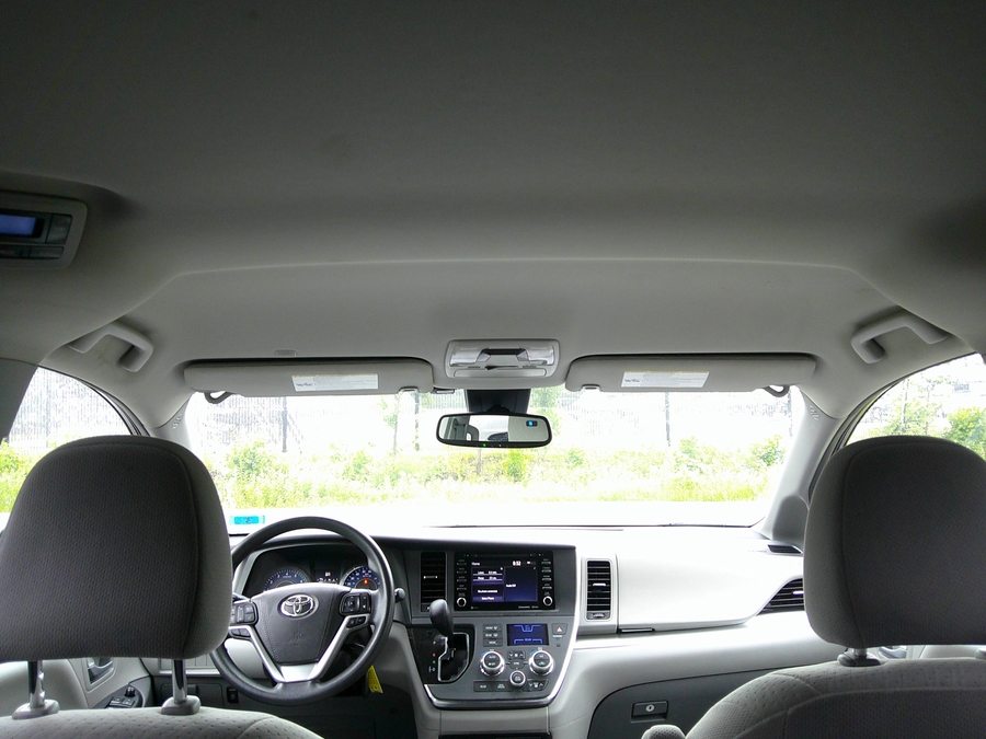 Imagen de la Toyota Sienna negra número 15