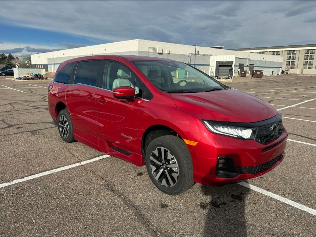 Red Honda Odyssey image number 13